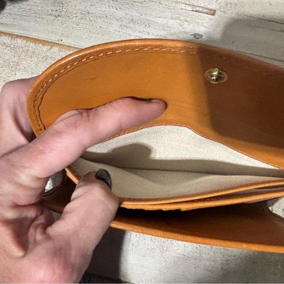 ❤️Dooney & Bourke Hydrangea Leather Clutch Wallet - Picture 5 of 5